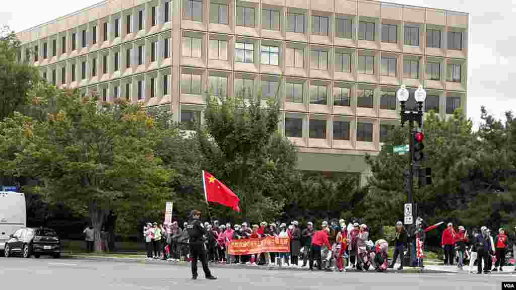 美国第一夫人梅拉尼娅·特朗普和来访的中国国家主席习近平夫人彭丽媛在华盛顿参观史密森尼国立亚洲艺术博物馆， 支持人士聚集在博物馆外的街道上。（2026年9月24日）