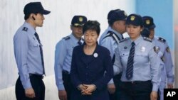 ອະດີດປະທານາ​ທິນາ​ບໍດີ​ເກົາຫຼີ​ໃຕ້ ທ່ານ​ນາງ President Park Geun-hye, ກາງ, ກຳລັງ​ຍ່າງ​ເຂົ້າສານ ​ໃນ​ນະຄອນຫຼວງ​ໂຊ​ລ, ​ເກົາຫຼີ​ໃຕ້, 23 ພຶດສະພາ 2017.