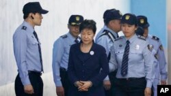 Former South Korean President Park Geun-hye, center, arrives at a court in Seoul, South Korea, May 23, 2017.