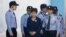 2017年5月23日，韩国前总统朴槿惠步入首尔一家法院受审。