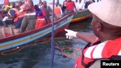 Rescatistas trabajan en el lugar donde un ferry zozobró en el lago Victoria, en Tanzania, el viernes, 21 de septiembre de 2018.