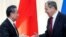 রাশিয়ার পররাষ্ট্রমন্ত্রী সের্গেই ল্যাভরভ রাশিয়ার সোচিতে আলোচনার পরে তাদের যৌথ সংবাদ সম্মেলনের পরে চীনা পররাষ্ট্রমন্ত্রী ওয়াং ইয়ের সাথে হাত মেলাচ্ছেন। ১৩ মে ২০১৯। (ছবি-রয়টার্স/পাভেল গলোভকিন)