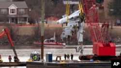 Cuadrillas con grúas extraen del río Potomac el 3 de febrero de 2025 un fragmento delavión de American Airlines que chocó en el aire con un helicóptero militar la semana anterior.