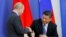 Владимир Путин и Си Цзиньпинь приветствуют друг друга