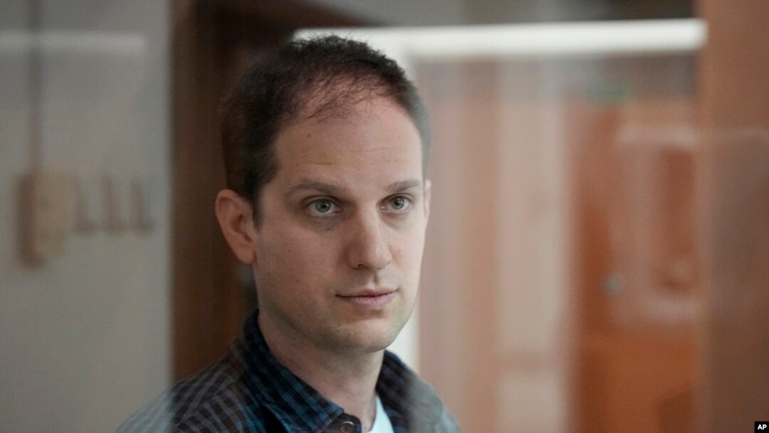 FILE - Reporter Wall Street Journal Evan Gershkovich berdiri di dalam sangkar kaca di ruang sidang Pengadilan Kota Moskow di Moskow, Rusia, 10 Oktober 2023. Pengadilan memutuskan untuk memperpanjang penahanan Gershkovich hingga 30 Januari.(AP Photo/Alexander Zemlianichenko, File)