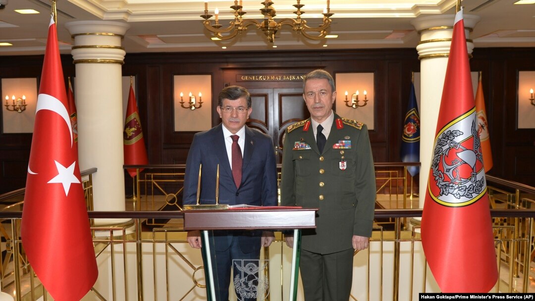 Turski premijer Ahmet Davutoglu i načelnik Generalštaba turskih snaga Hulusi Akar