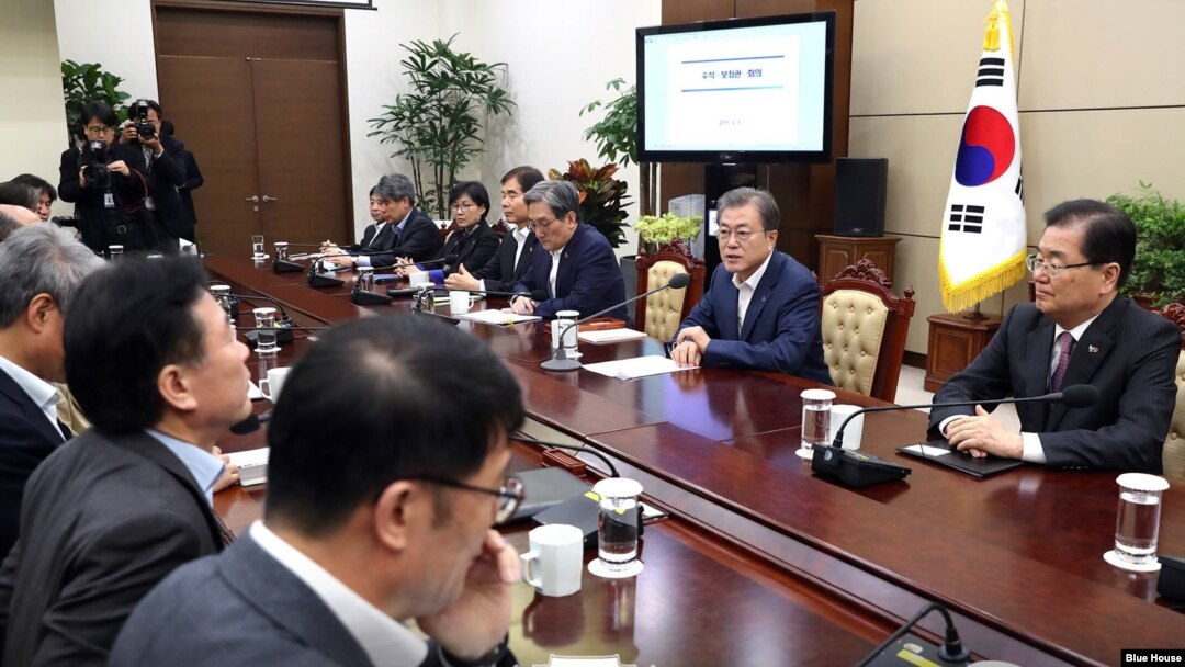 문재인 한국 대통령이 1일 청와대에서 수석보좌관희의를 주재하고 있다. 