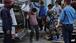 Petugas mengangkut jenazah korban ledakan di Kathmandu, Nepal, Minggu (26/5). 