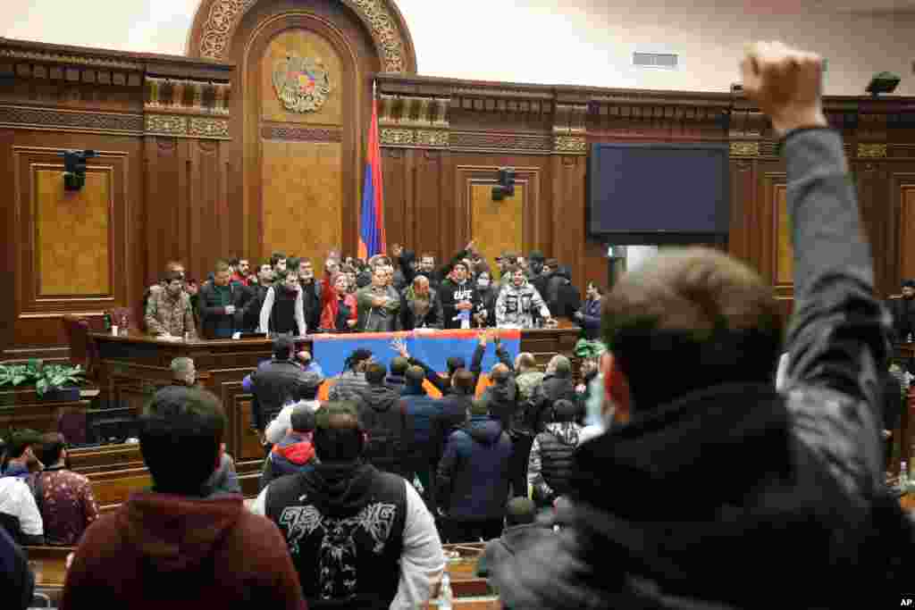 معترضان خشمگین که از آتش بس دولت ارمنستان با آذربایجان بر سر قره‌باغ راضی نیستند در پارلمان این کشور حضور یافته‌اند. 