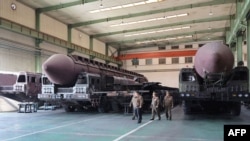 朝鲜官媒2024年5月17日发表图片显示，朝鲜领导人金正恩视察一家生产武器装备的重要军工企业，并要求“毫不迟疑地”扩大生产，以快速增强朝鲜的核武力。