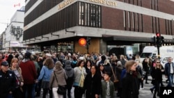 Les Suèdois affluent en masse dans la rue commerçante Drottninggatan, réouverte après l'attentat à Stockholm, Suède, le 9 avril 2017.