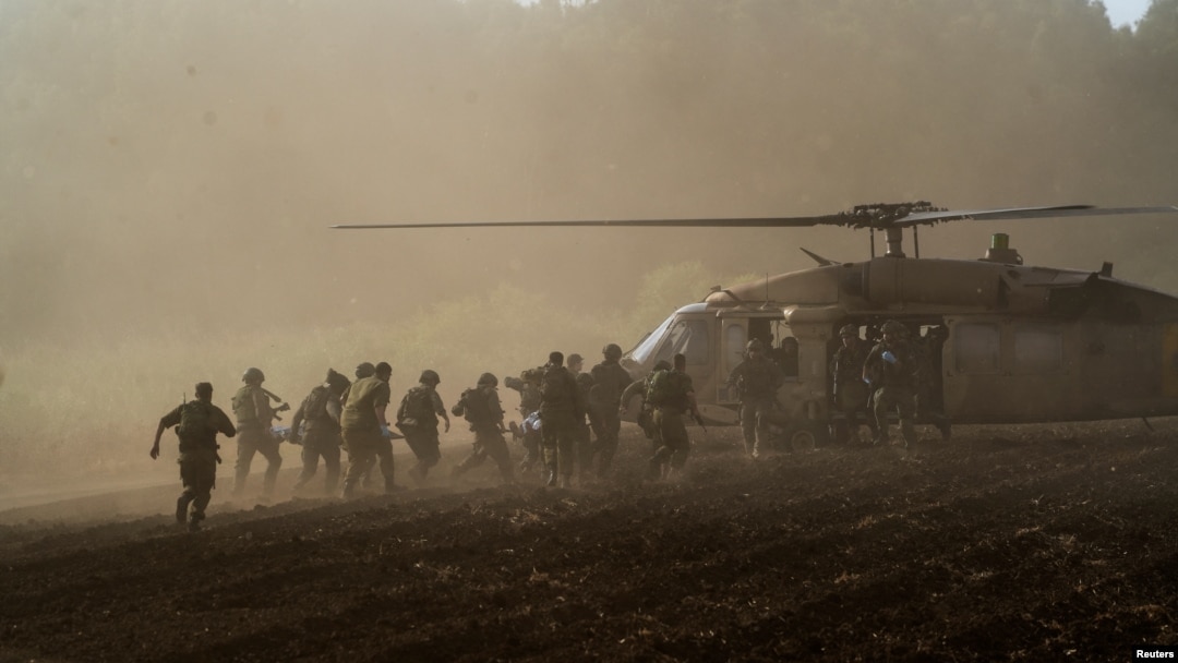 Izraelska vojska evakuiše povređene ljude helikopterom nakon što je protivtenkovska raketa ispaljena na Izrael iz Libana, usred prekograničnih neprijateljstava između Hezbolaha i Izraela, u blizini granice Izraela sa Libanom na severu Izraela, 19. septembra 2024.