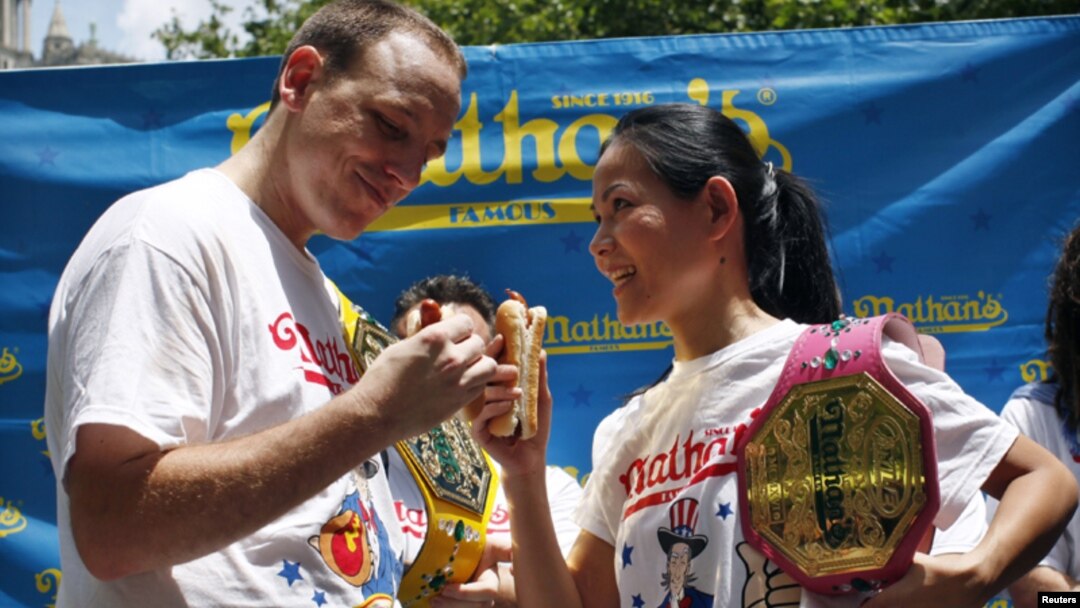 Los campeones, Joey “Mandíbulas” Chesnut, y Sonya “Viuda Negra” Thomas.