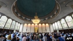 Para pria bersiap melakukan Shalat Iedul Fitri di Masjid Regent's Park, London, pada 2012. (Foto: Dok)