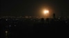Dim i plamen viđeni nakon izraelskog vazdušnog udara na sever Pojasa Gaze, 17. juna 2021.