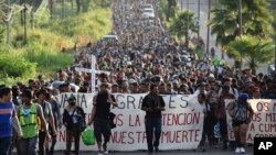 Migranti koji su čekali privremene papire za tranzit, ali ih nisu dobili - u nekim slučajevima ni posle dva meesca, napuštaju Tapačulu, Meksiko, 30. oktobra 2023. i kreću na marš ka Sjeidnjenim Državama.