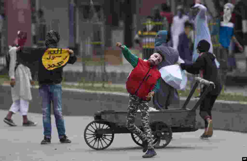 Người Kashmir Hồi giáo ném đá vào nhân viên an ninh Ấn Độ trong một cuộc biểu tình ở thành phố Srinagar thuộc vùng Kashmir do Ấn Độ kiểm soát.