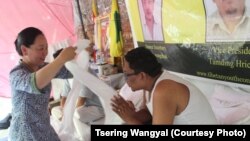 ཕྱི་འབྲེལ་བཀའ་བློན་ཟས་བཅད་ངོ་རྒོལ་བྱ་ཡུལ་དེར་ཕེབས་ཡོད་པ།