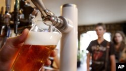 Una jarra de cerveza y buena compañía, es lo que hace famosos a los pubs británicos como un lugar para escapar del mundo.