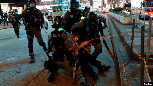 防暴警察在中国香港旺角举行的抗议活动中拘留了一名反政府示威者。(2020年5月10日)