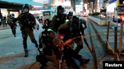 Polisi anti huru-hara menangkap demonstan di Mong Kok, Hong Kong, 10 Mei 2020. 