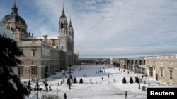 La plaza frente a la Catedral La Almudena de Madrid cubierta de nieve el 10 de enero de 2021.