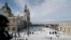 La plaza frente a la Catedral La Almudena de Madrid cubierta de nieve el 10 de enero de 2021.
