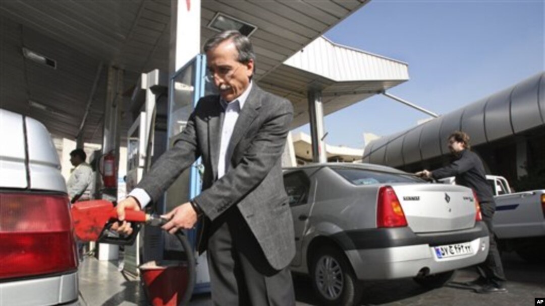 Warga Iran mengisi bensin di sebuah SPBU di Teheran. (Foto: Dok)