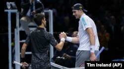 Pozdrav na mreži Đokovića i Iznera u "O2 areni" u Londonu (Foto: AP/Tim Ireland) 