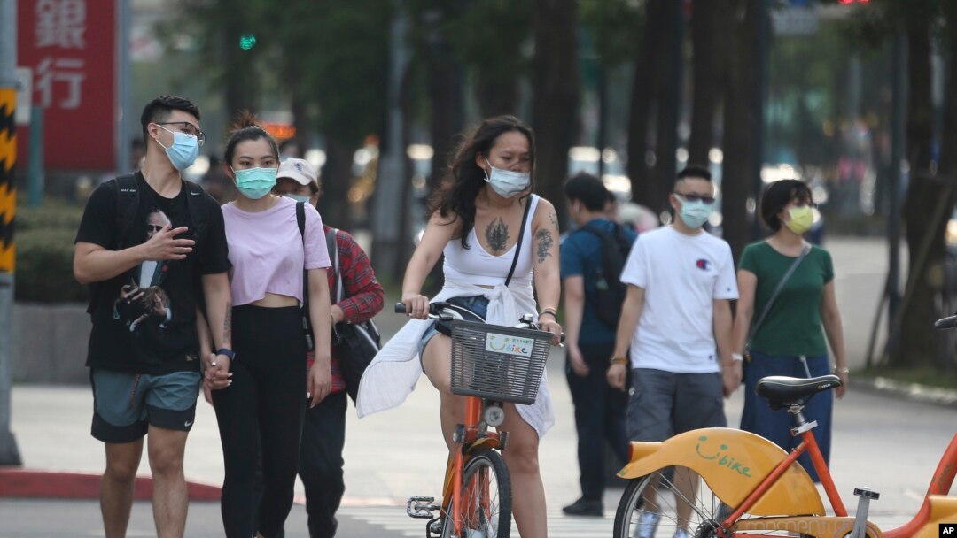 2021年5月15日, 在台湾台北市将COVID-19警报提高至3级后，人们戴上口罩以防止冠状病毒传播。台湾曾成功地遏制了新冠肺炎，在大流行以来最糟糕的疫情爆发期间，对其首都台北实施了新的限制措施。