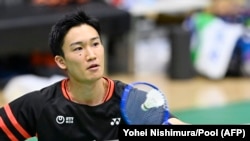 Pebulu tangkis Jepang, Kento Momota, mengembalikan servis dalam sesi latihan di Tokyo, Jepang, 26 Juni 2020. (Foto: AFP)