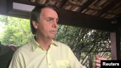 Jair Bolsonaro fala à imprensa