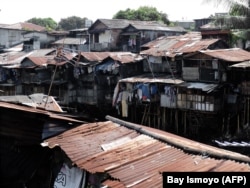 Rumah-rumah kumuh di tepi sungai di Jakarta pada 26 Juli 2016. (Foto: BAY ISMOYO/AFP)