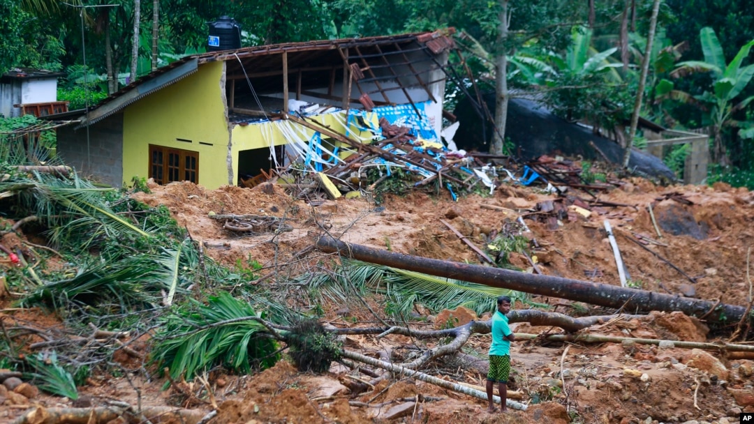 Lumpur dan sampah menutupi lereng di lokasi longsor di Kiribathgala, distrik Ratnapura, Sri Lanka, 29 Mei 2017. (AP Photo/Eranga Jayawardena)