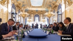 2026年5月6日，在法国巴黎举行的七国集团(G7)贸易部长会议开幕式上，部长及代表团成员围桌而坐。