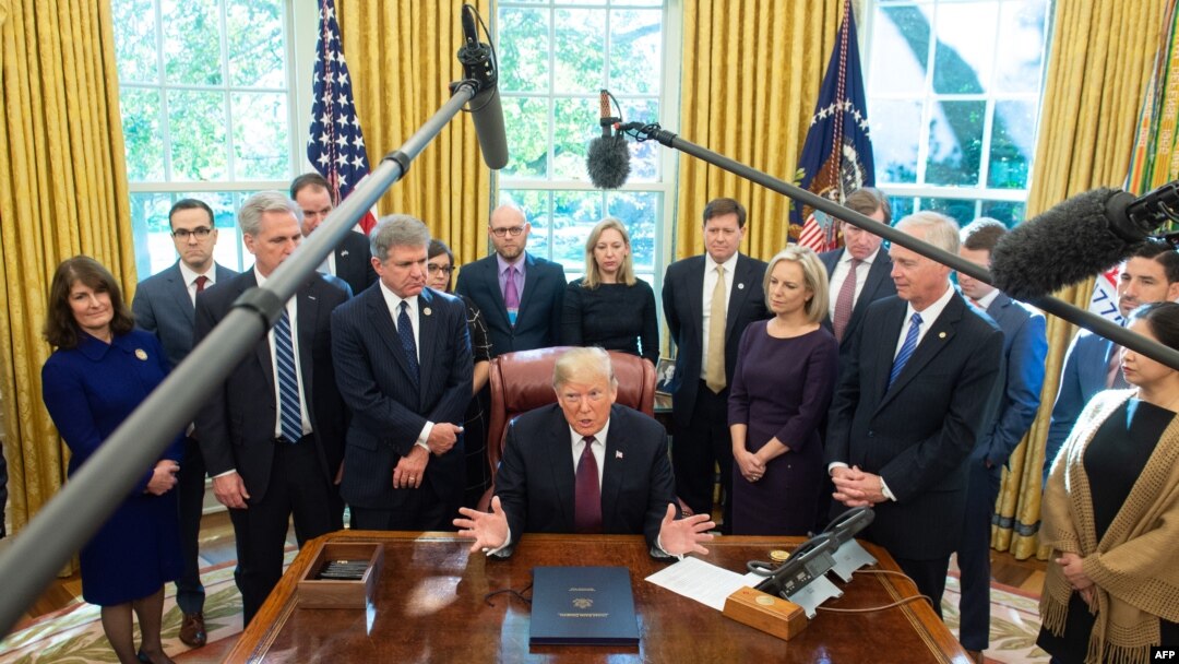Tổng thống Trump trả lời các cậu hỏi của phóng viên trong Phòng Bầu Dục, ngày 16 tháng 11, 2018.