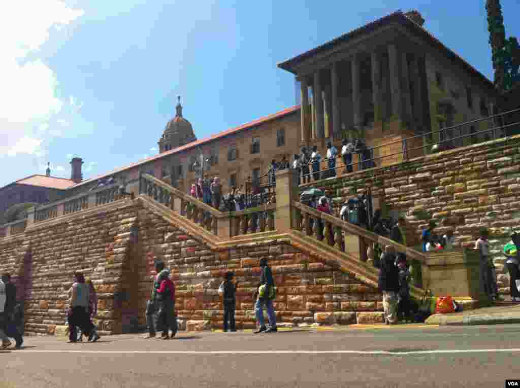 Peronas salen para ver pasar el cortejo fúnebre de Nelson Mandela en Pretoria rumbo a su capilla ardiente.