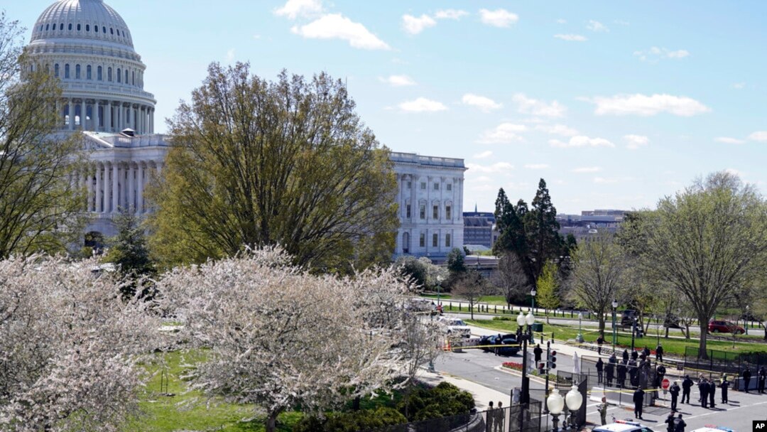 Petugas polisi mengepung tempat kejadian setelah sebuah mobil menabrak penghalang di Capitol Hill di sisi Senat Capitol AS di Washington, Jumat, 2 April 2021. (Foto: AP/J. Scott Applewhite)