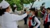 Vérification des températures à l'école primaire Kim Song Ju de Pyongyang, en Corée du Nord, le 3 juin 2020. La Corée du Nord a signalé son premier cas suspect le 25 juillet 2020. (Photo AP)