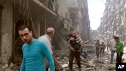 Suasana di Aleppo pasca serangan udara di Suriah, 28 April 2016 (Foto: Validated UGC via AP video)