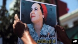 Photo de la journaliste Hajar Raissouni lors d'une manifestation de solidarité devant un tribunal à Rabat, au Maroc, le 9 septembre 2019.