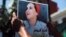 Photo de la  journaliste Hajar Raissouni lors d'une manifestation de solidarité devant un tribunal à Rabat, au Maroc, le 9 septembre 2019.