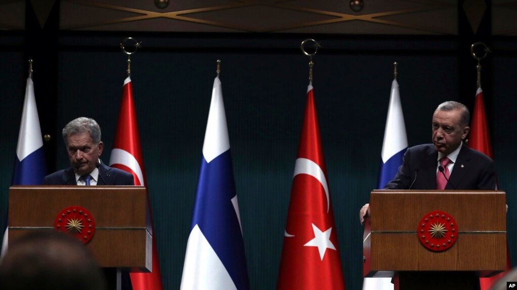土耳其总统埃尔多安与芬兰总统尼尼斯托在安卡拉的总统府联合举行记者会。(2023年3月17日)(photo:VOA)