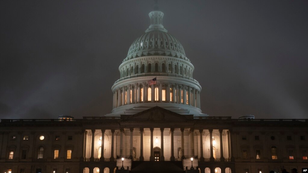 El líder de la minoría demócrata en el Senado de EE.UU., Chuck Schumer, ha pedido al pleno que escuche a cuatro testigos clave de la administración Trump.