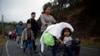 Migrantes hondureños caminan hacia el norte por una carretera con la intención de avanzar rumbo a EEUU desde Esquipulas, Guatemala, poco después del amanecer el viernes 17 de enero de 2020. (AP Photo/Moisés Castillo)