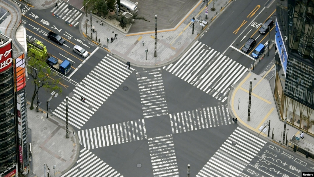 Jalanan di sekitar kawasan pertokoan Ginza di Tokyo terlihat lengang setelah Gubernur Yuriko Koike mendesak warga Tokyo untuk tetap di dalam rumah dalam upaya menekan penyebaran virus corona di kota tersebut. (Foto: dok).