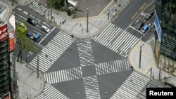 Jalanan di sekitar kawasan pertokoan Ginza di Tokyo terlihat lengang setelah Gubernur Yuriko Koike mendesak warga Tokyo untuk tetap di dalam rumah dalam upaya menekan penyebaran virus corona di kota tersebut. (Foto: dok).