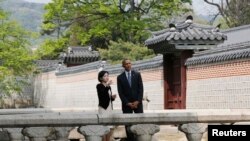 Presiden AS Barack Obama mengunjungi Istana Gyeongbok Palace di Seoul (25/4). 