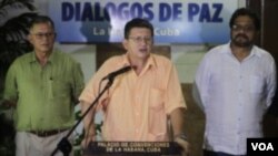 ຜູ້ເຈລະຈາ ກຸ່ມກອງ​ທັບ​ປະຕິ​ວັດໂຄ​ລໍາ​ເບຍ ຫລື FARC ທ່ານ Pablo Catatumbo (ກາງ) ອ່ານເອກກະສານ ໃນນາມຜູ້ນໍາ
ຄະນະເຈລະຈາ ຂອງ FARC ທີ່ເມືອງຫລວງ Havana ຂອງຄິວບາ. 