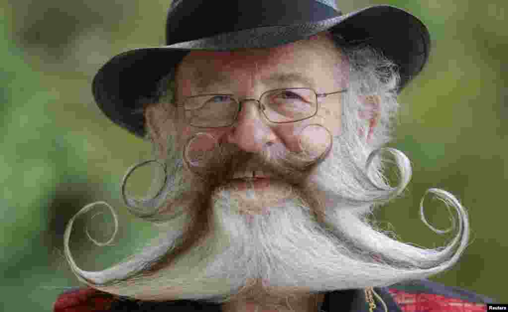 داڑھی اور مونچھوں کے بالوں کو ایسے تراشا گیا کہ دیکھنے والا دیکھتا ہی رہ جائے